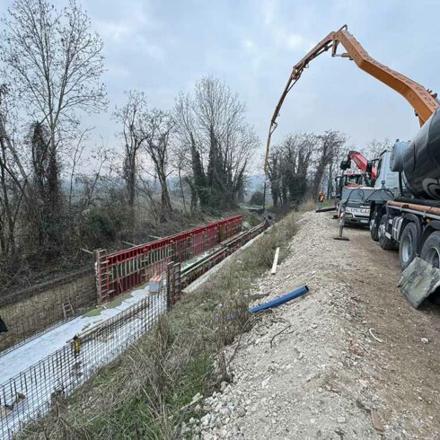 Canale adduttore di Sommacampagna posa lastre cemento