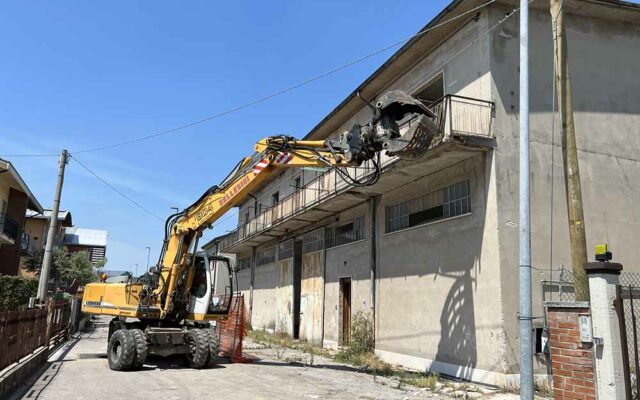 Demolizione e ricostruzione appartamenti a Villafranca - edifiicio esistente da demolire
