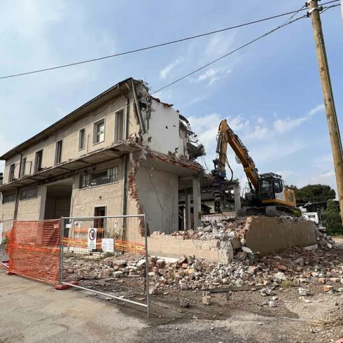 Demolizione e ri costruzione edificio residenziale a Villafranca - demolizione edificio