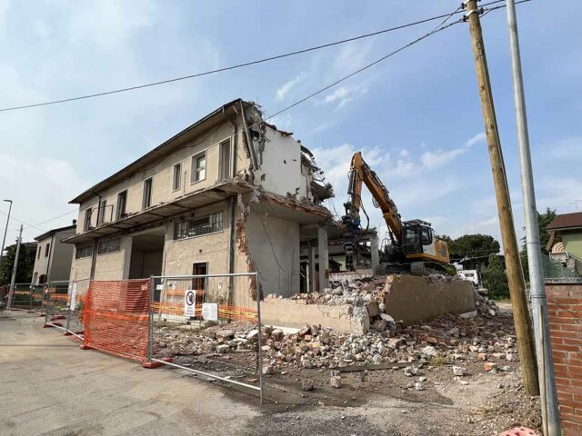 Demolizione e ri costruzione edificio residenziale a Villafranca - demolizione edificio
