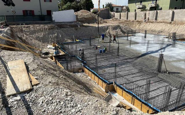 Demolizione e costruzione appartamenti a Villafranca - getto fondazioni