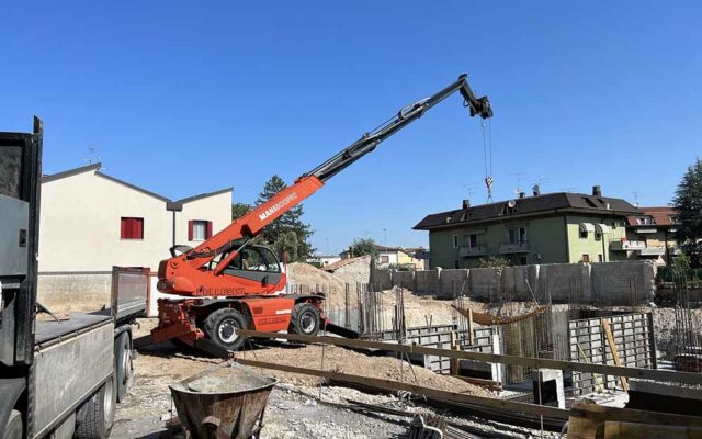Demolizione e costruzione appartamenti a Villafranca - getto muri