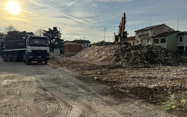 Demolizione edificio e scavo a Dossobuono - edificio demolito